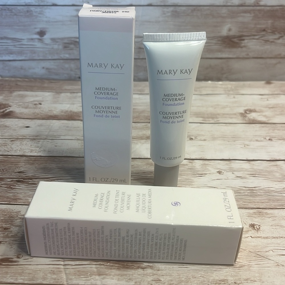 NEW MK Ivory 202 MEDIUM Coverage Foundation  Ivory 202 New in box